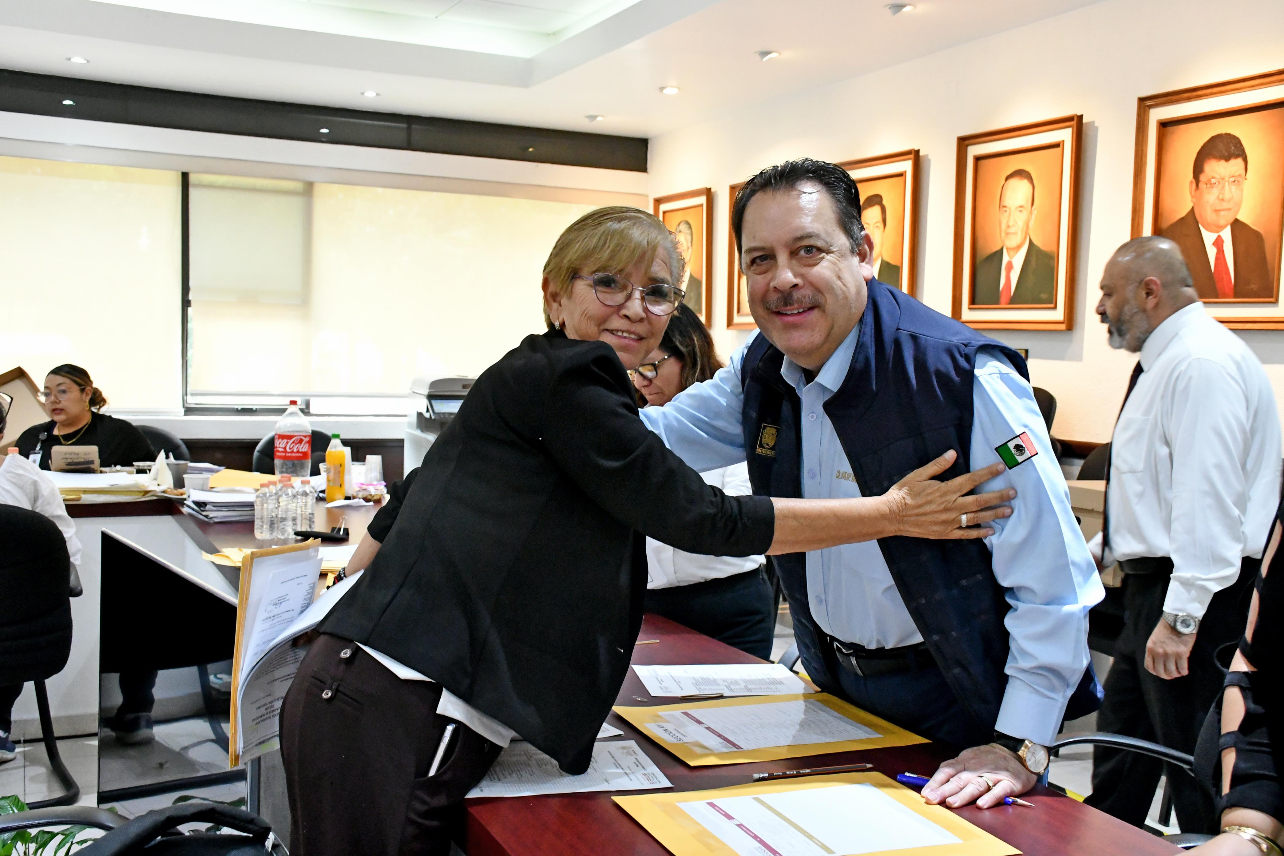 El Químico Roberto Javier Gómez Gómez saluda a integrantes del Comité Nacional Electoral y Secretarios Generales 